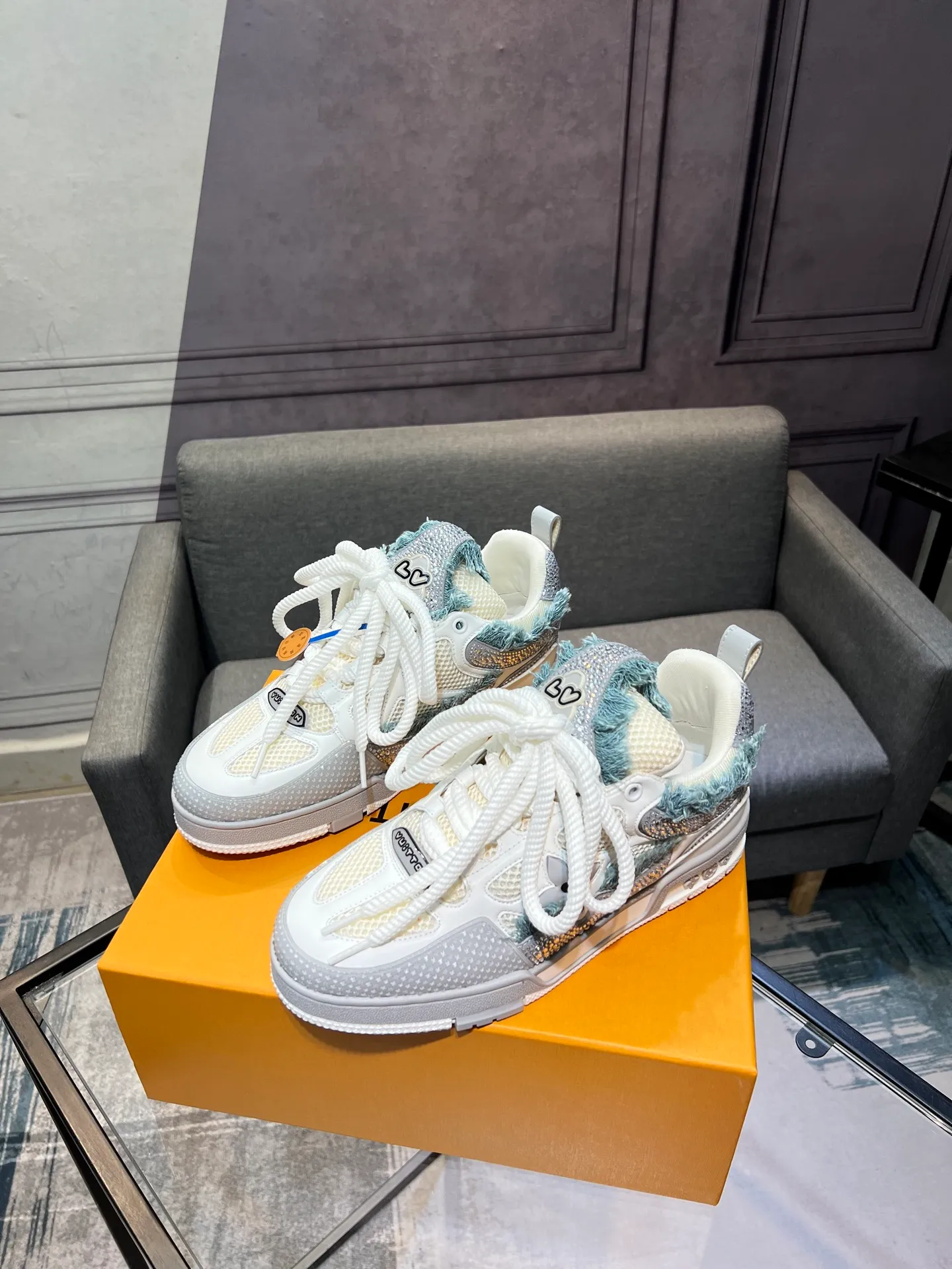Men's men's shoes💰840 LV top version Jigglypuff new model Purchasing quality LV~Louis Vuitton LV TRAINER's best-looking sneakers, Donkey Brand strongly recommends new products, official website limited edition retro basketball sneakers! Both high-top and low-top models spent money to purchase 1:1 accurate reproductions of the originals. The details are invincible and full of sincerity. The imported custom-made original cowhide leather is the same as the original package. The details are 100% restored. The private model customizes the original one-piece TPU outsole. It is different from other brands. Without the original version, this effect cannot be achieved!                Men's and women's models 35-40 39-45 (46 is custom-made and cannot be returned or exchanged)